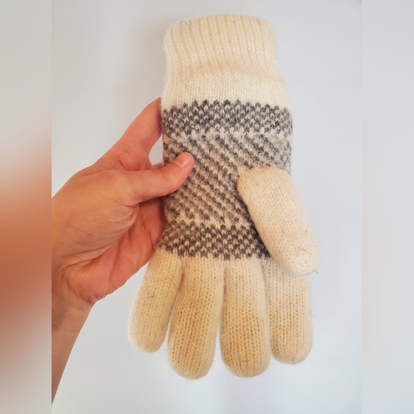 Norwear Cream and Gray Knit Gloves - Picture 2 of 7